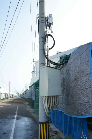 牛舎近くに設置されたローカル５G基地局