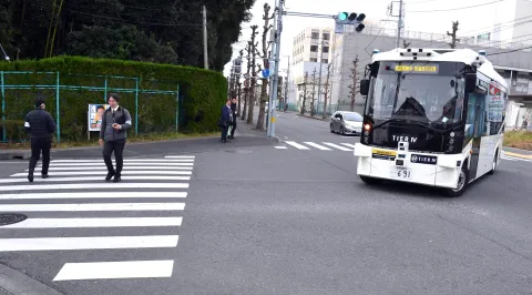 自動運転バスが交差点を右折する際、路側スピーカーからアナウンスが流れる