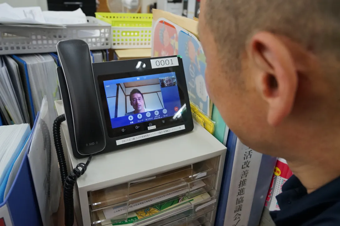 タブレットを使って役場から住民と会話している様子