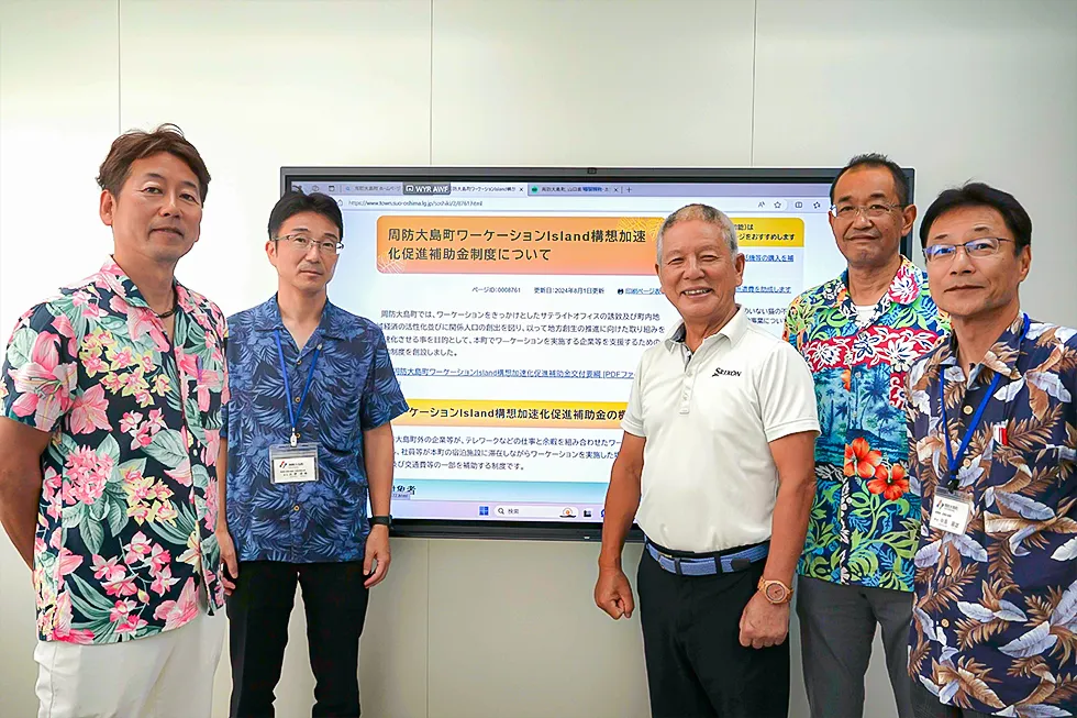 中原さん（右端）らと清水さん（右から３番目）、平田さん（左端）の写真