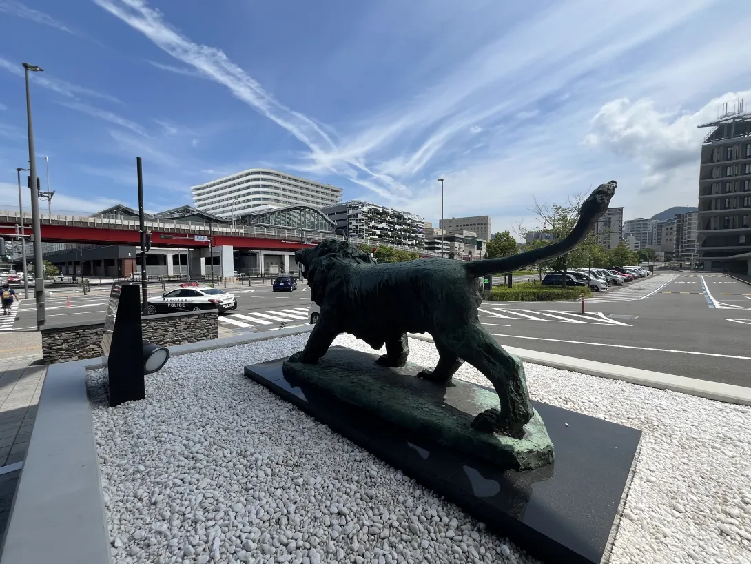 長崎県庁前にある獅子の像の写真