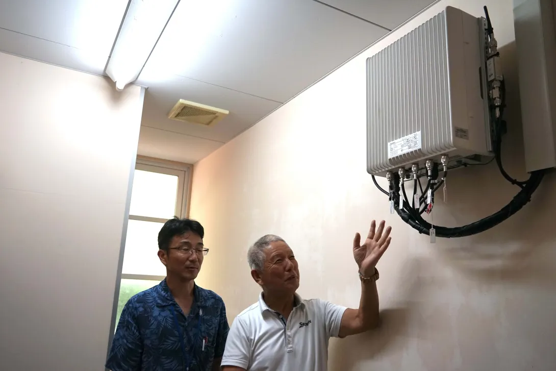 廃校に設置したローカル５G基地局の写真