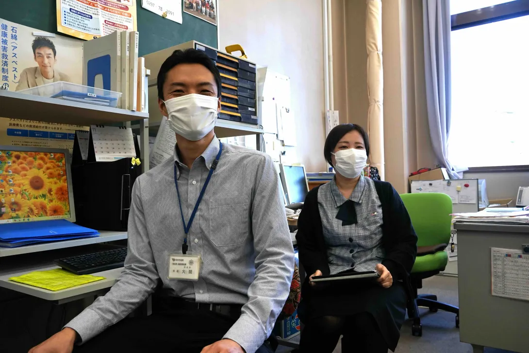 取手市の大間さんと、取手市医師会事務局の飯野さんの写真