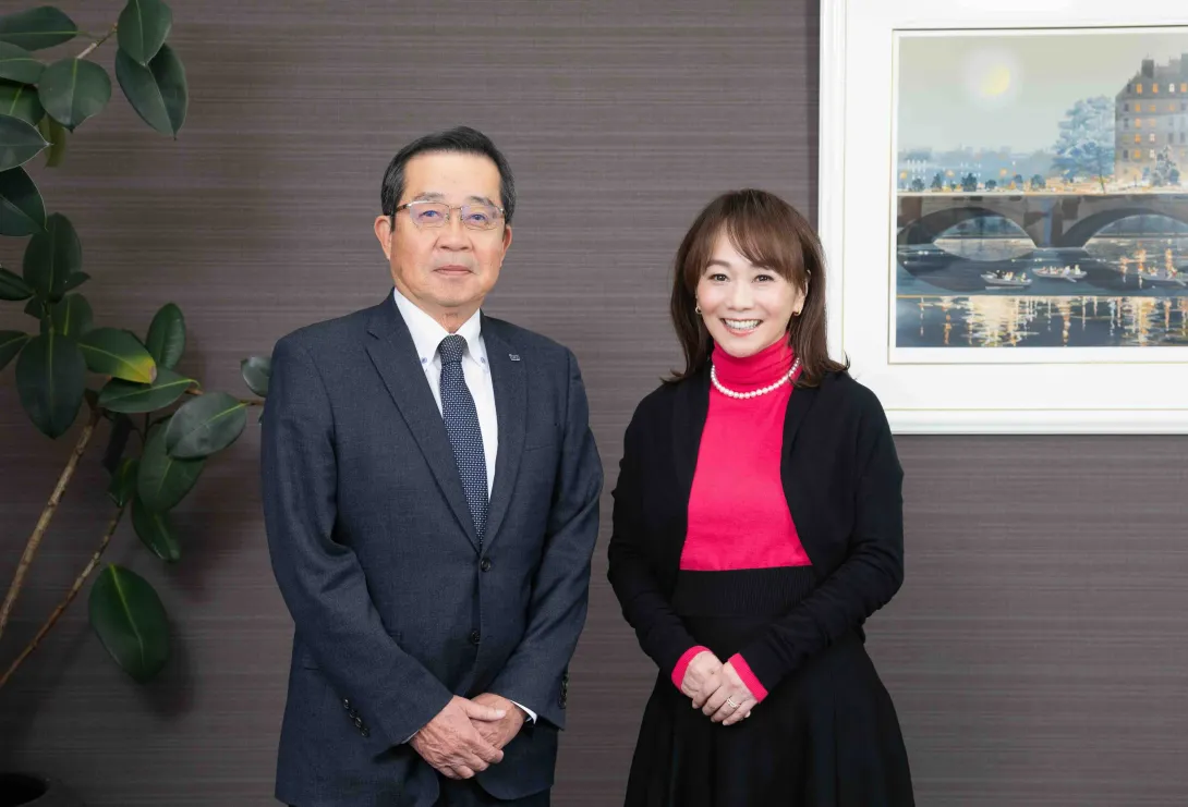 射水ケーブルネットワーク株式会社の牛塚松男会長と木佐彩子さんのツーショット写真