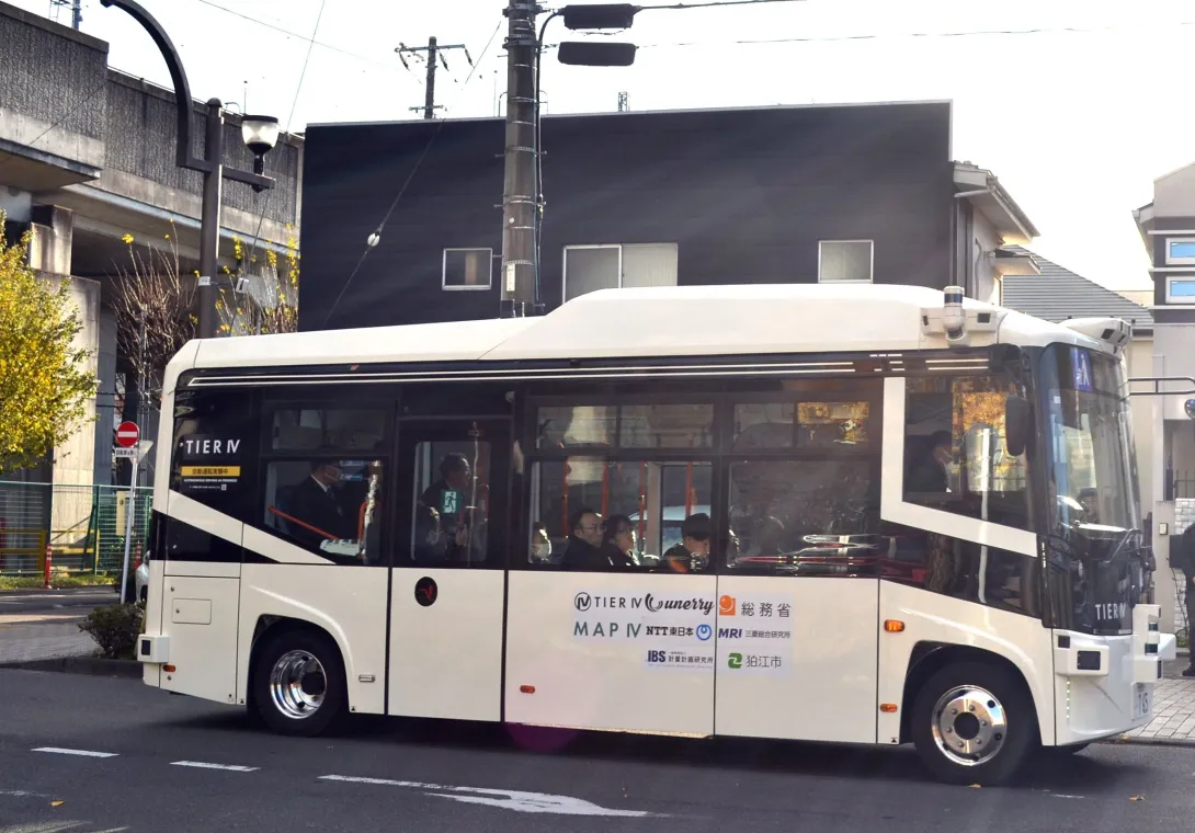 和泉多摩川駅前を走る自動運転バスの様子