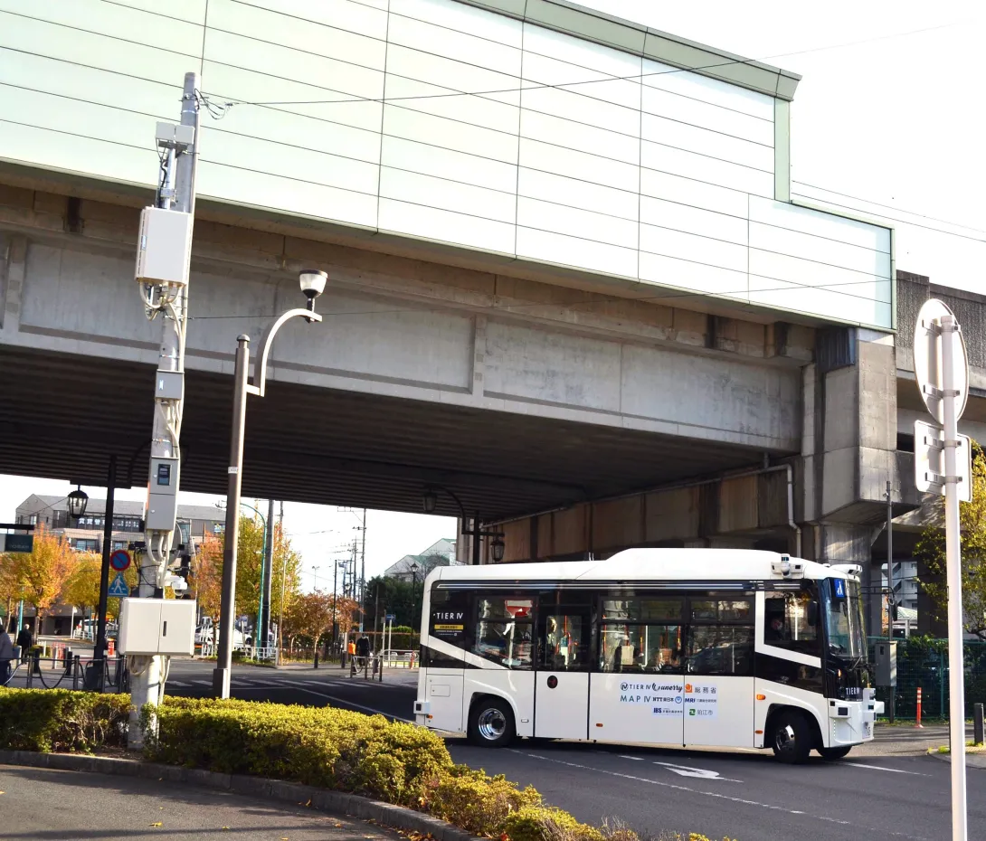 スマートポール近くを走る自動運転バス