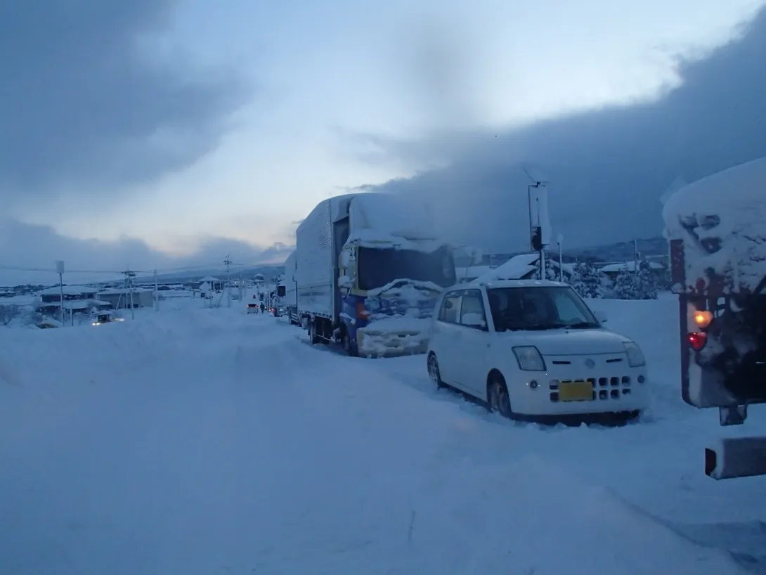 記録的な大雪によって発生した大規模な車両スタックの様子(2018年2月、加賀市内で)