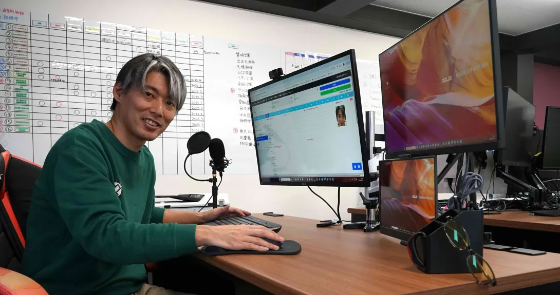 起業した社内で作業する保坂さんの写真