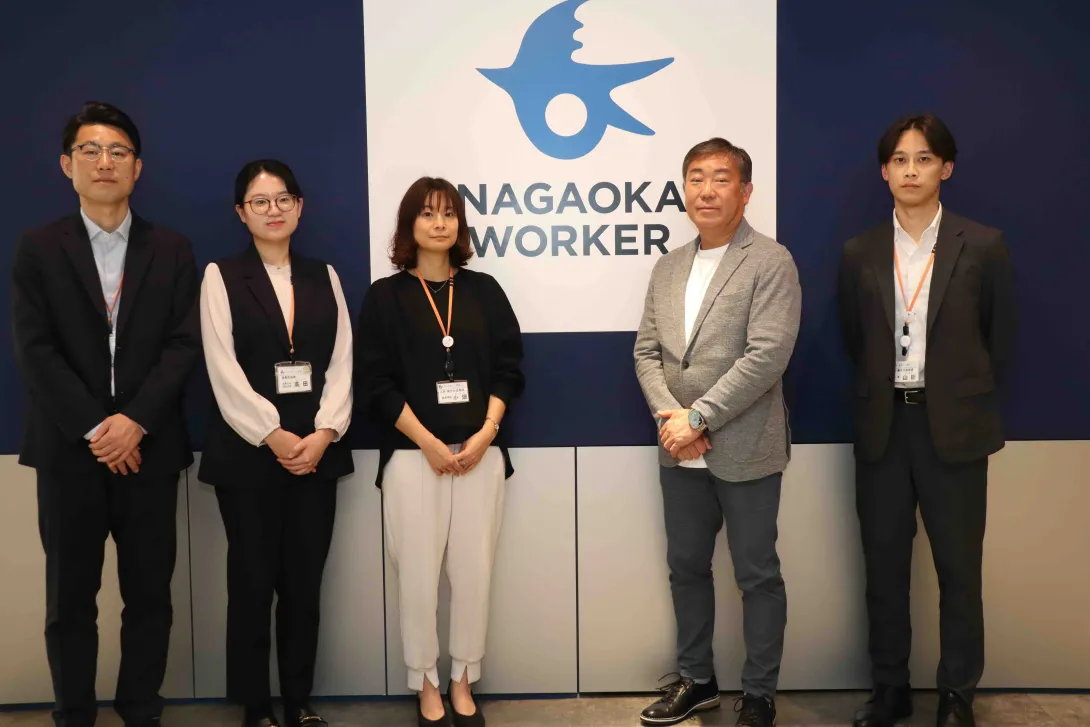 座談会に出席した野崎さんと長岡市役所の皆さんの写真