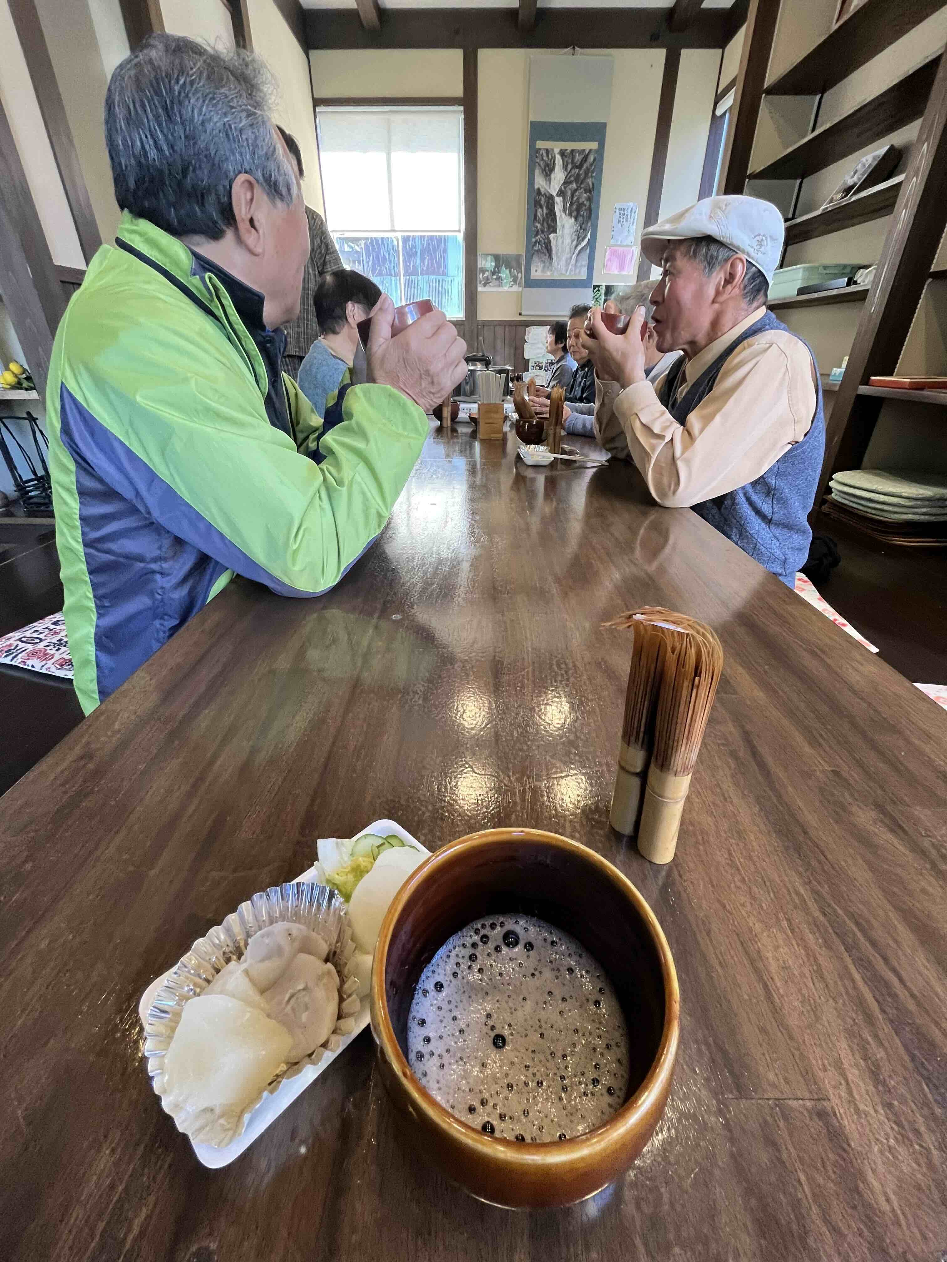 バタバタ茶を飲みながら地域の人とおしゃべりを楽しむ様子