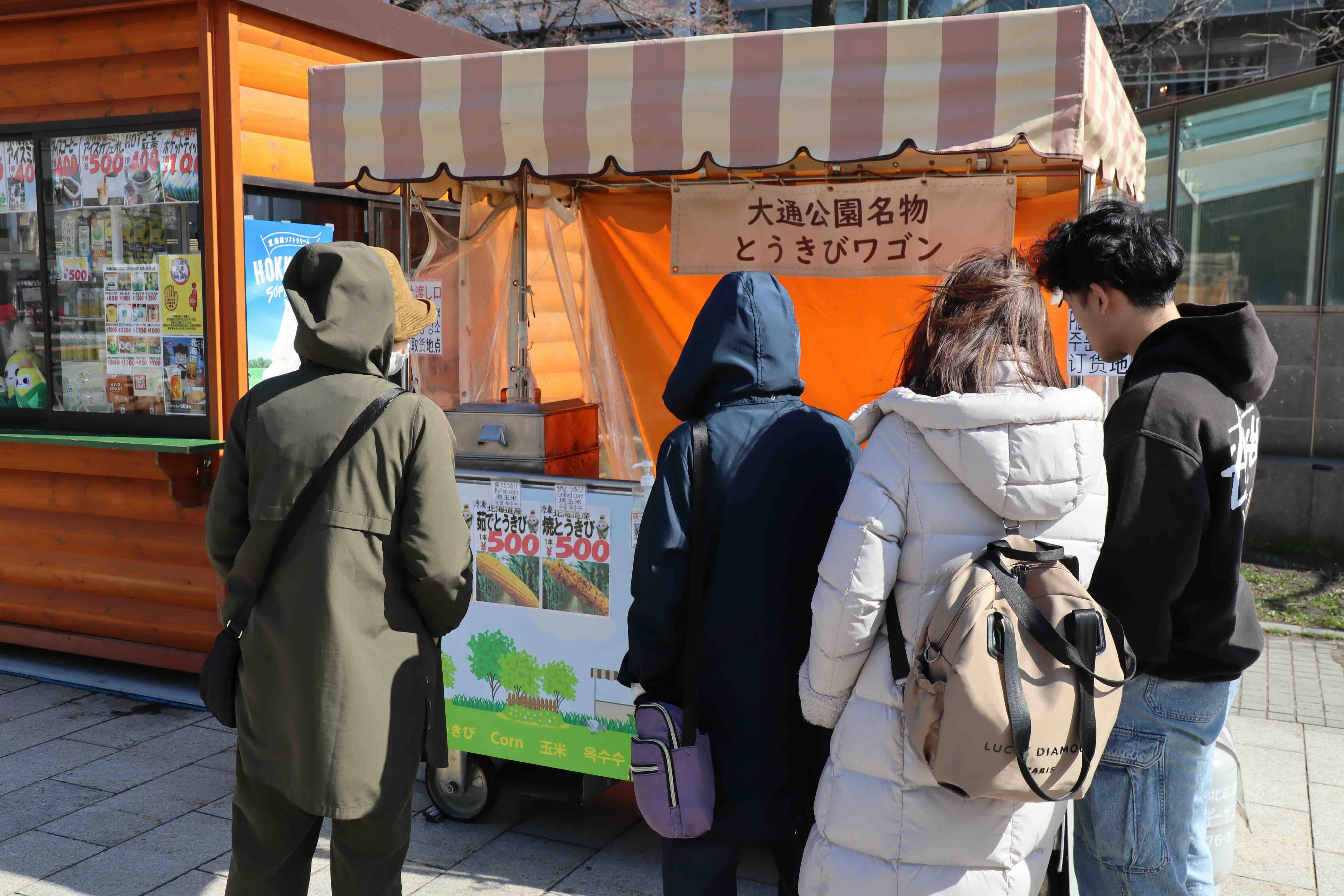 トウモロコシを販売する「とうきびワゴン」の様子