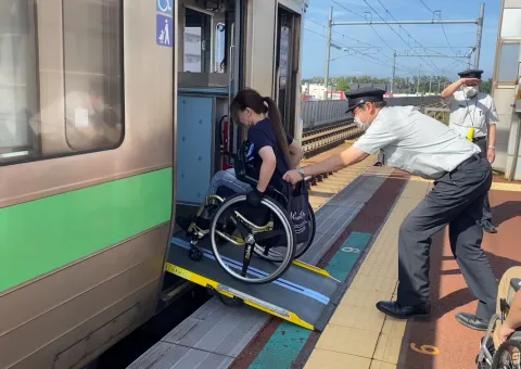 札幌市で行われた車いすでの街歩き体験の様子