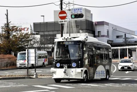 実証実験で塩尻市内を走行した自動運転バス