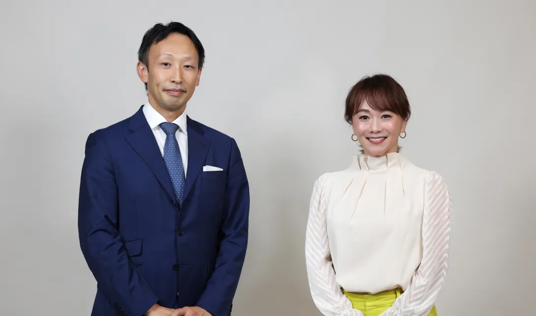 総務省吉田弘毅室長とフリーアナウンサー木佐彩子氏の写真