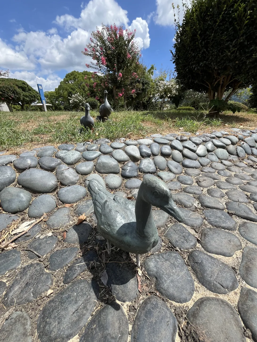 駕与丁(かよいちょう)公園のアヒルの青銅像の写真