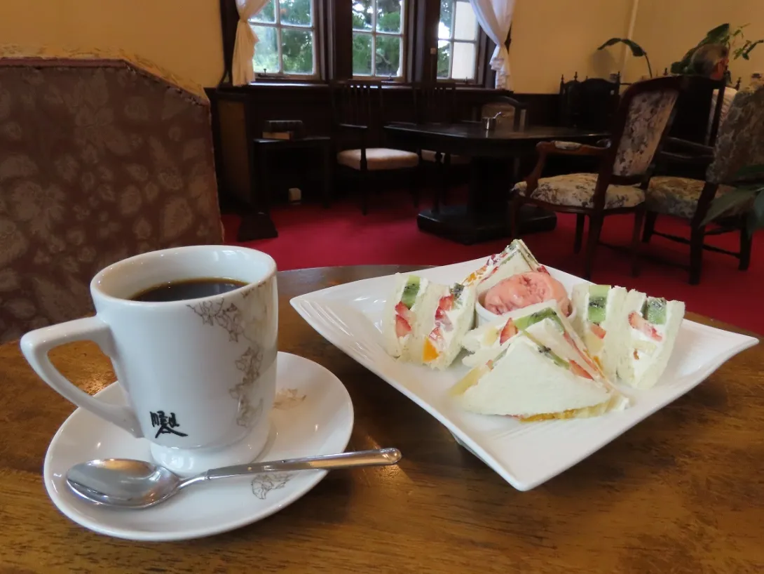 フルーツサンドとコーヒーの画像
