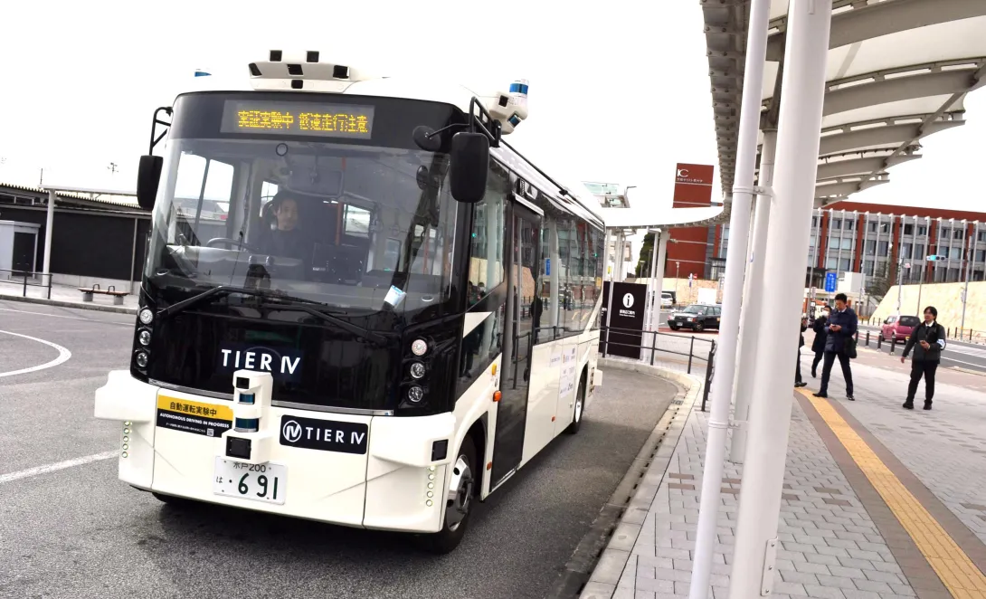 実証実験で走行する自動運転バスの写真