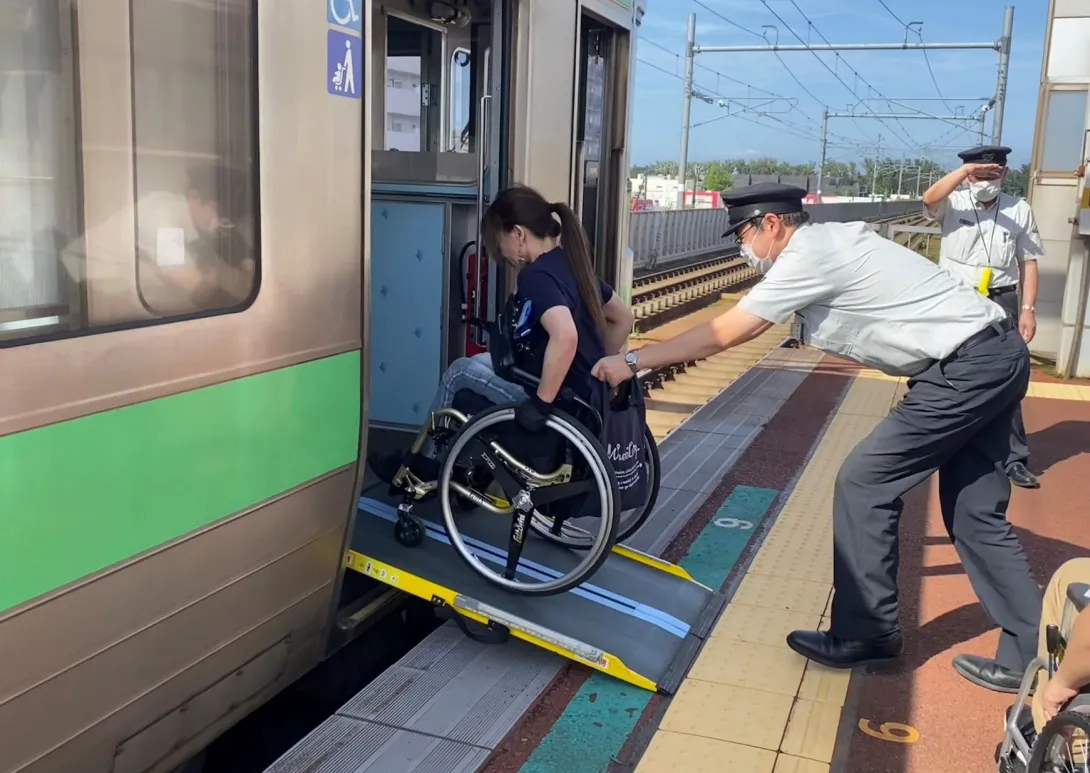 札幌市で行われた車いすでの街歩き体験の様子